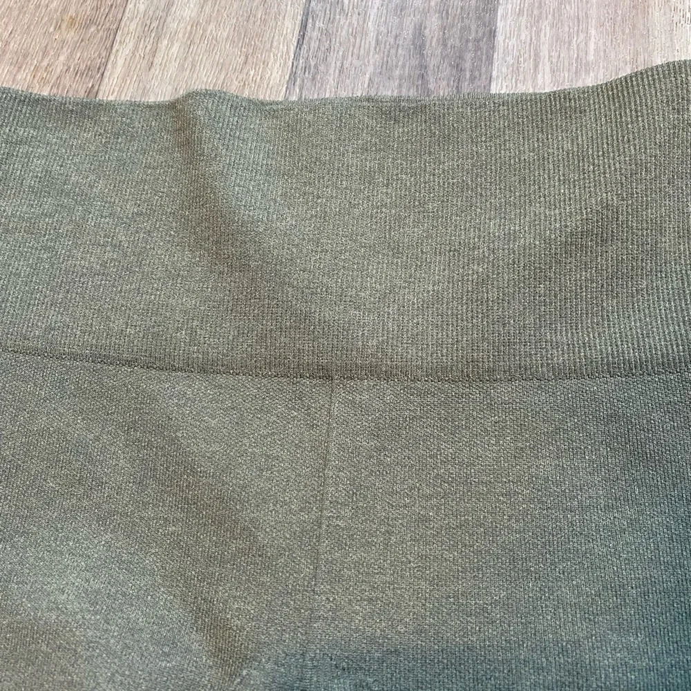 Lululemon Q5 Green Compression Leggings Size 6